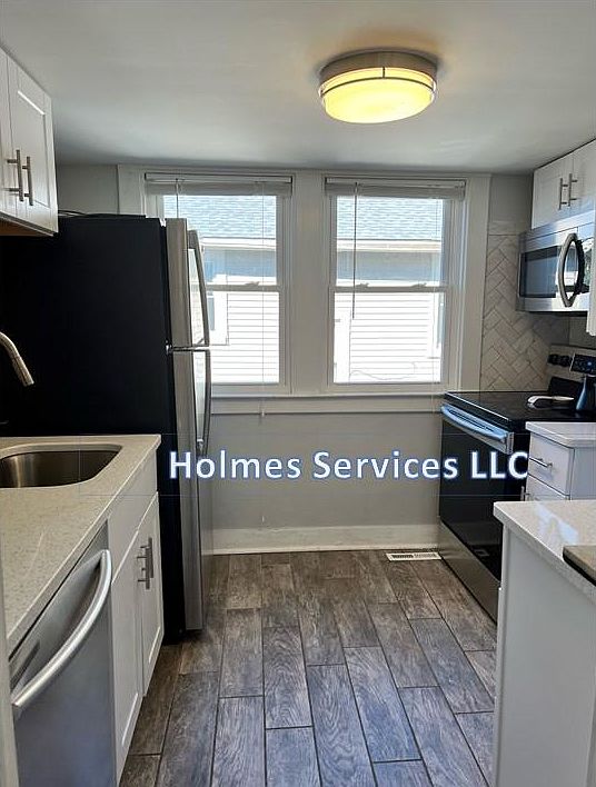 Spacious & bright kitchen - quartz counters, full-sized SS appliances.