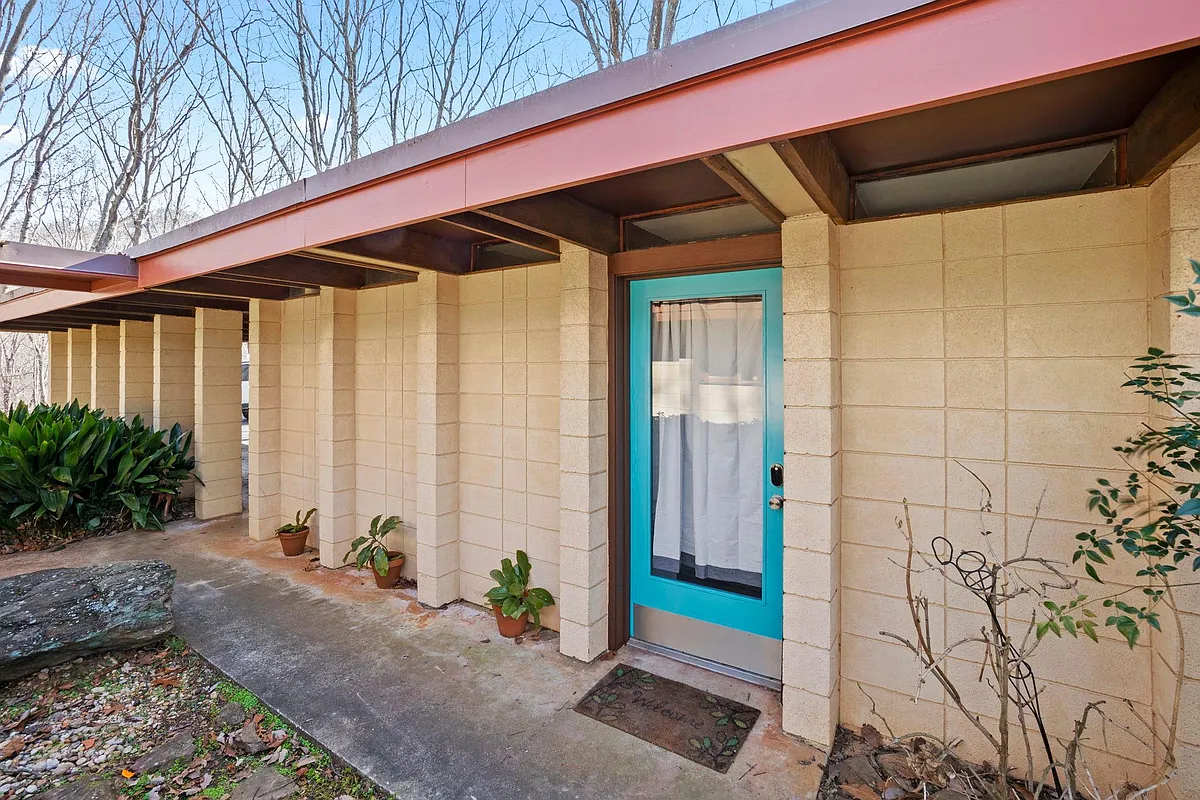 Building Photo - 217 N Rockview Dr