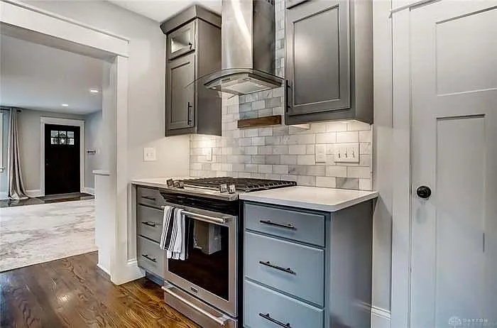 327 W Davis St — Photo 14