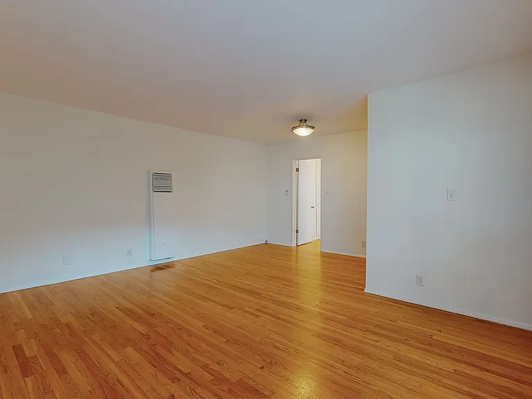 Westwood Hills Apartment — Photo 7