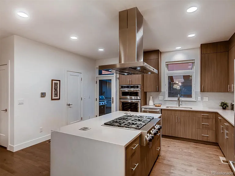 6739 E Lowry Blvd — Photo 11