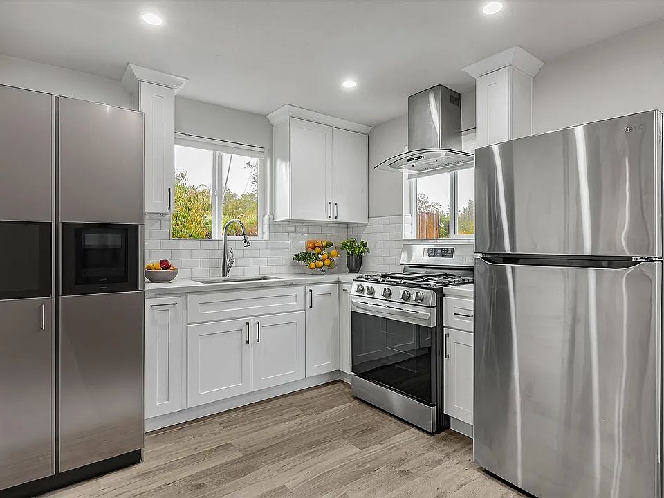 1st image of 823 Golf Club Cir