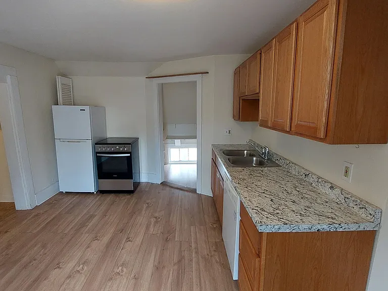 32 S Main St #7 — Photo 2