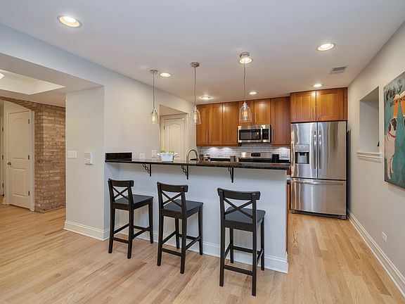 5th image of 926 W Carmen Ave #G