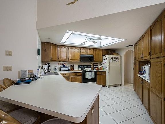 5th image of 9081 Berendo Ave