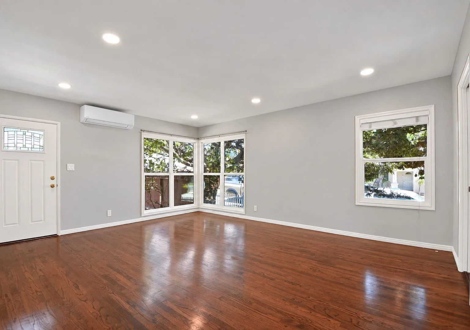1425 Termino Ave — Photo 3