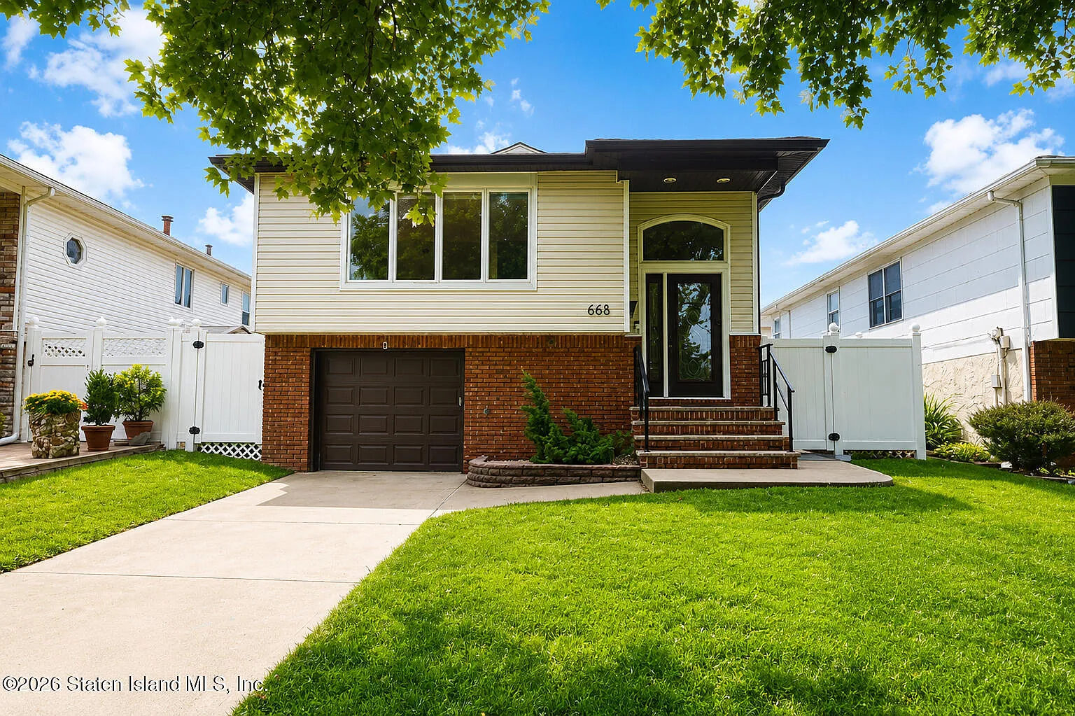3 bed, 1.5 bath, 2282 sqft, $3,200 — Photo 1