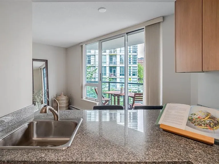 1212 Howe St #404 — Photo 5