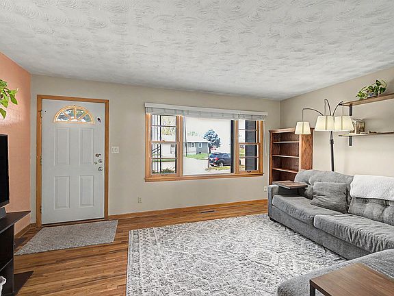 3rd image of 2479 Robin Rd