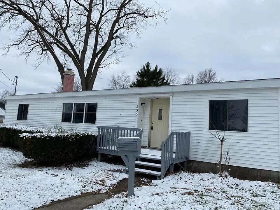 833 N Summit St photo 1