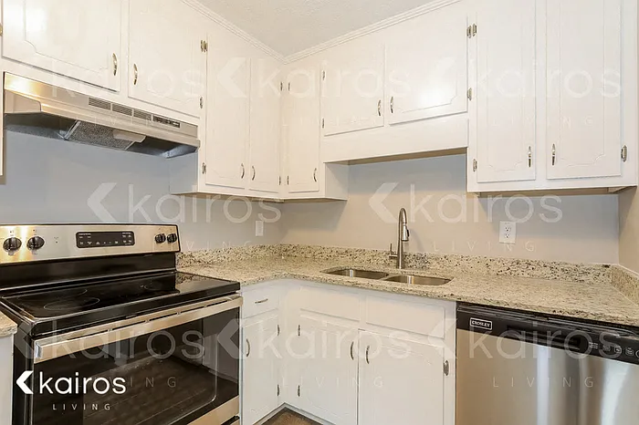 415 Deerpark Dr — Photo 6