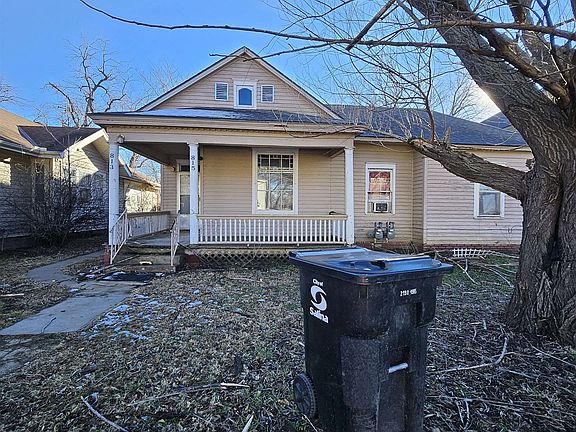 2nd image of 813 University Pl #815