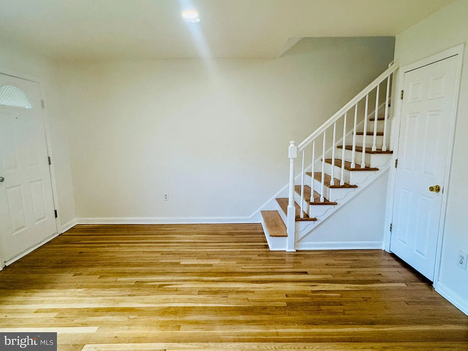 3 bed, 1.5 bath, 1474 sqft, $2,000 — Photo 3