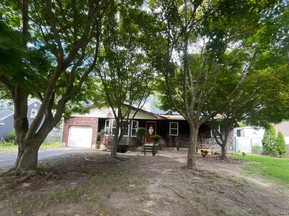 17 Appel Drive E, Shirley, NY 11967