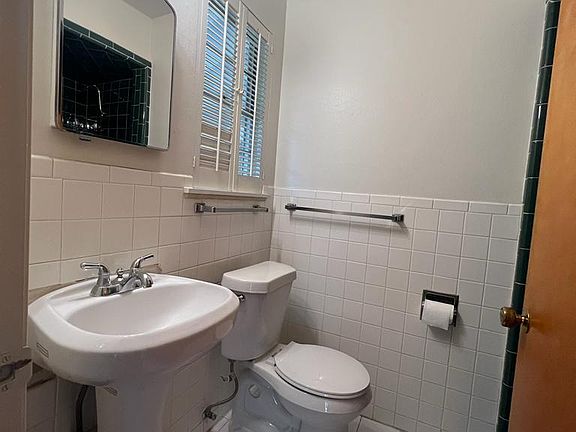 4th image of 330 E Rampart Dr