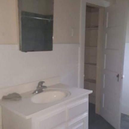 4th image of 930 1/2 Parkview Dr