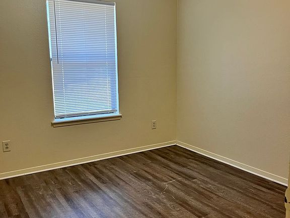 3rd image of 407 Wade Ln