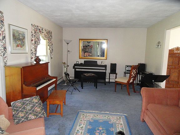 Large family room on 1st floor