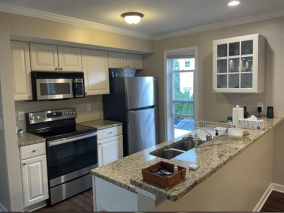4th image of 1565 Arlington Ave