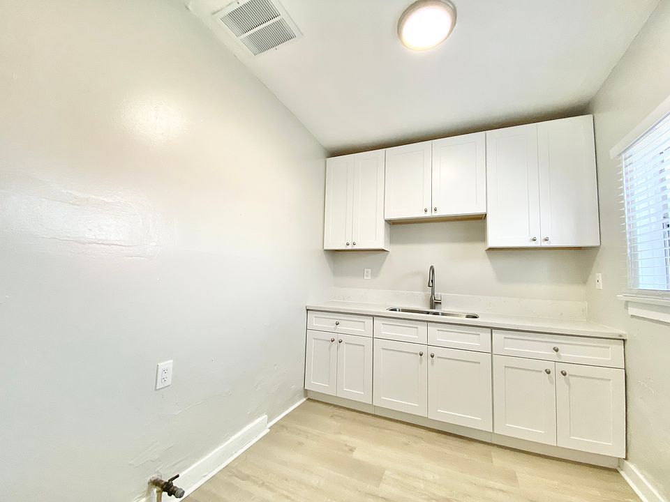 1st image of 832 W Florence Ave #4