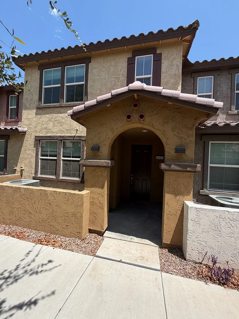Beautiful newer townhome in the heart of Tempe — Photo 1