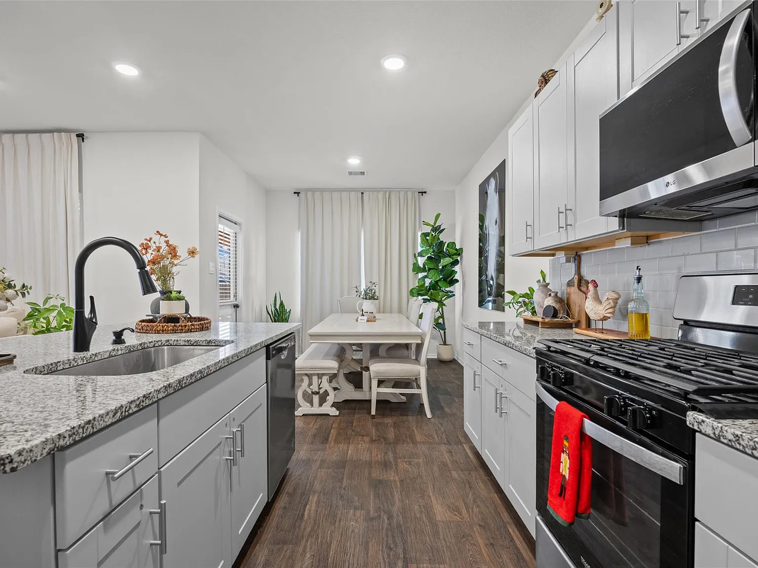 4 bed, 3.0 bath, 2529 sqft, $2,300 — Photo 2