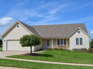 1190 Apple Grove Ln, Oconomowoc, WI 53066
