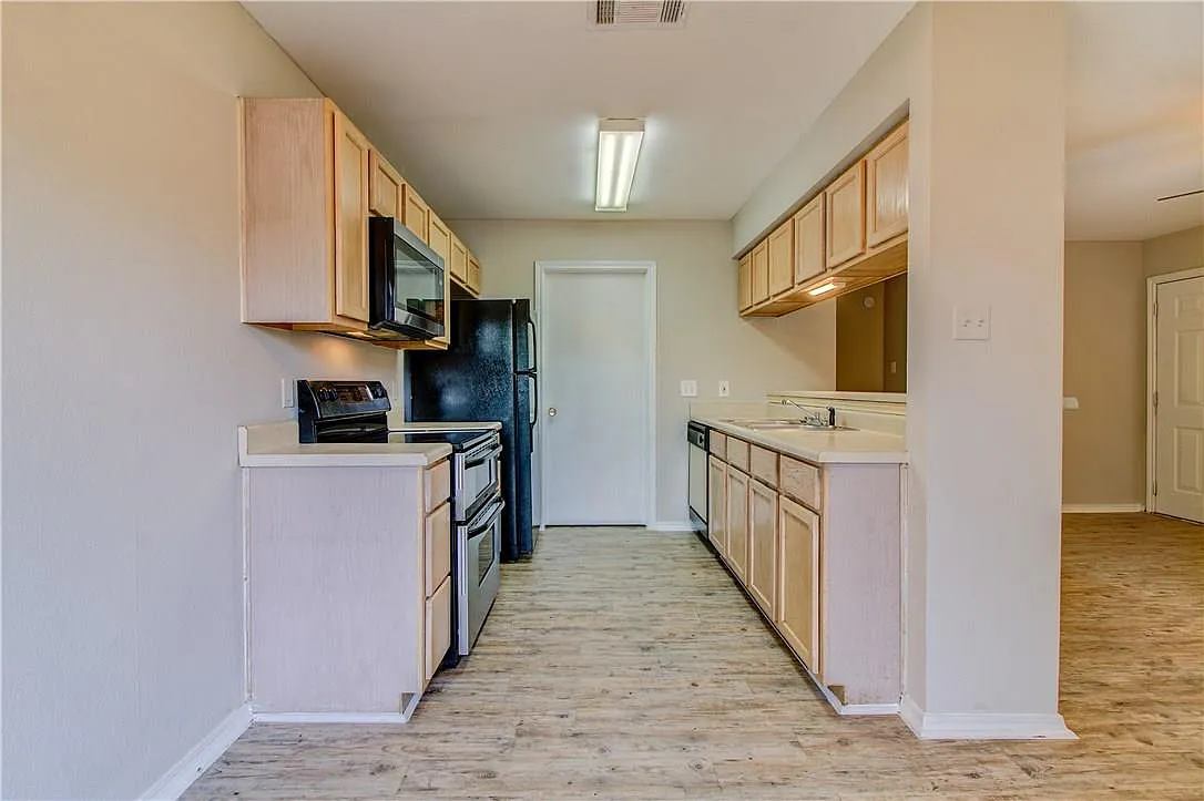 2 bed, 2.5 bath, 1030 sqft, $925 — Photo 4