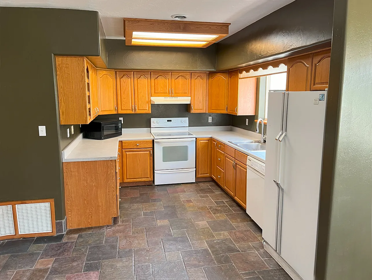 3 bed, 1.5 bath, 1600 sqft, $2,250 — Photo 2