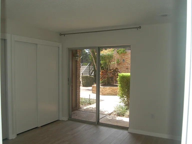 1920 Woodcrest Dr #13 — Photo 10