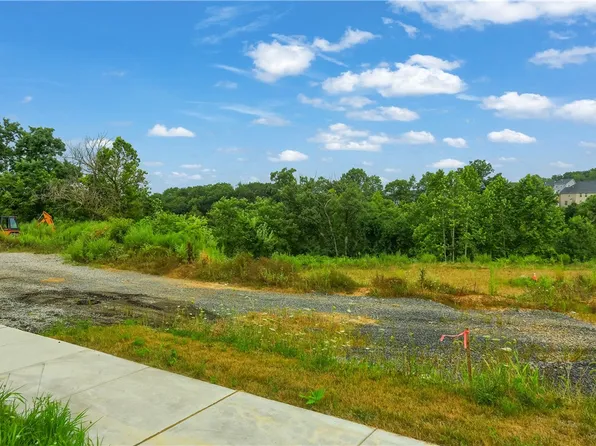 2 Beaver Grade Rd, Mc Kees Rocks, PA 15136