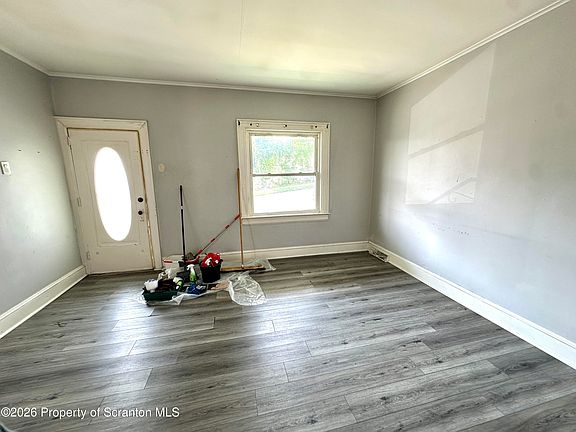 5th image of 124 Crown Ave
