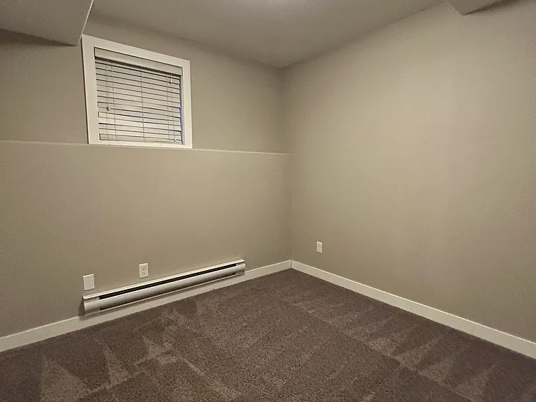 762 Hargreaves Cres — Photo 17