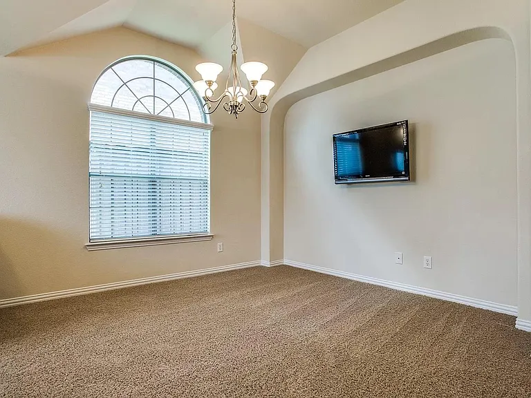 7772 Ivanhoe Dr — Photo 2