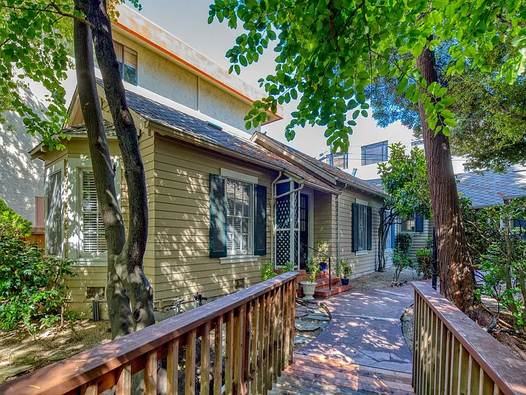 Bellevue Apartments — Photo 9