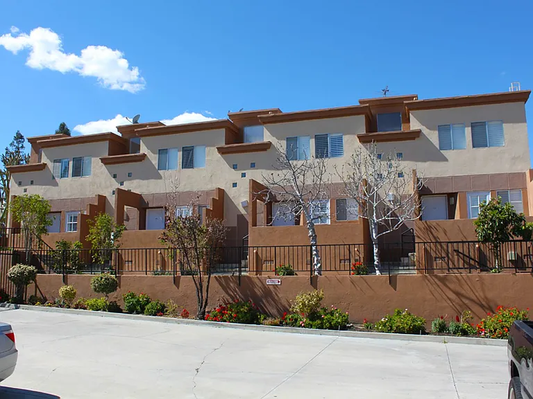 22321 Victory Blvd — Photo 2