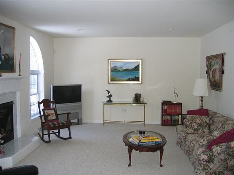 3rd image of 5 FOUR LEAF MANOR Drive