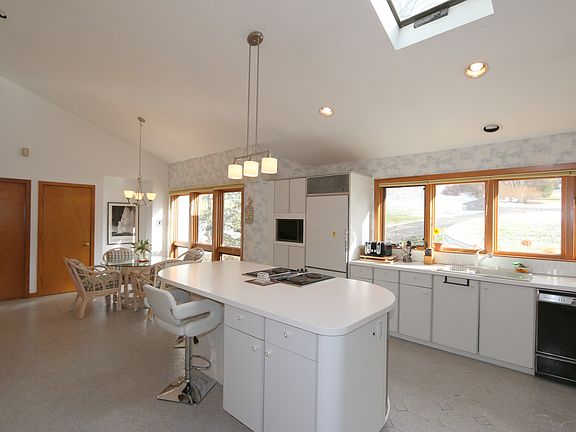 Bright & airy eat-in-kitchen with center island