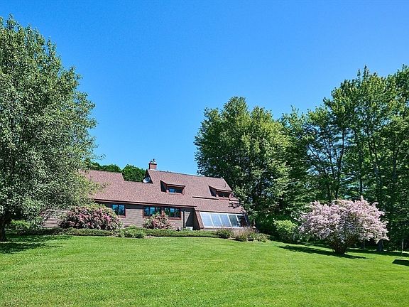 2nd image of 10 Hunters Hill Cir
