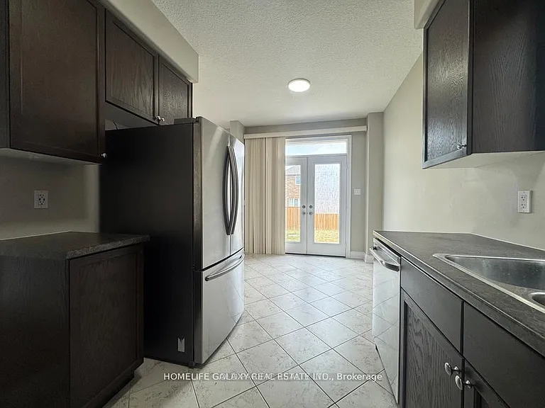 86 Nathan Cres — Photo 8