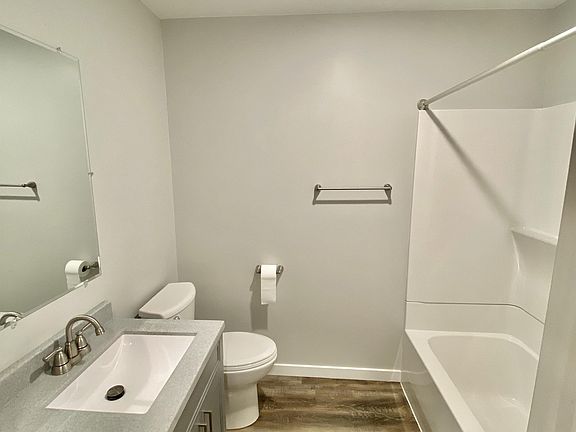 4th image of 107 Main St E #2