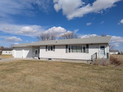 804 S 3rd St, Parkston, SD, 57366