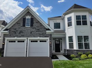 28 Longwood Dr, Monroe Township, NJ 08831