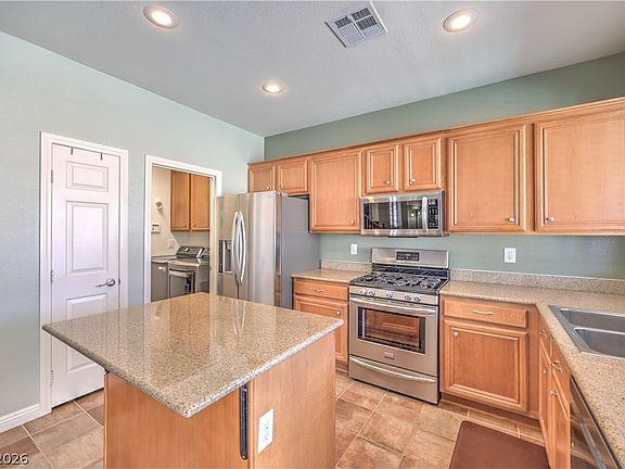 4th image of 1084 Silver Star St