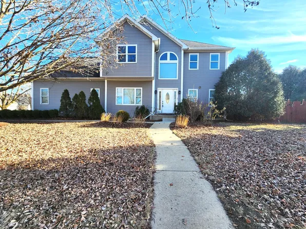 215 N Airlite St, Elgin, IL 60123