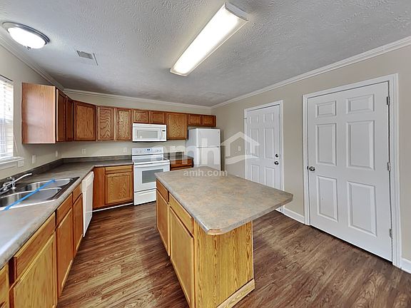 3rd image of 8026 Meadowview Ln