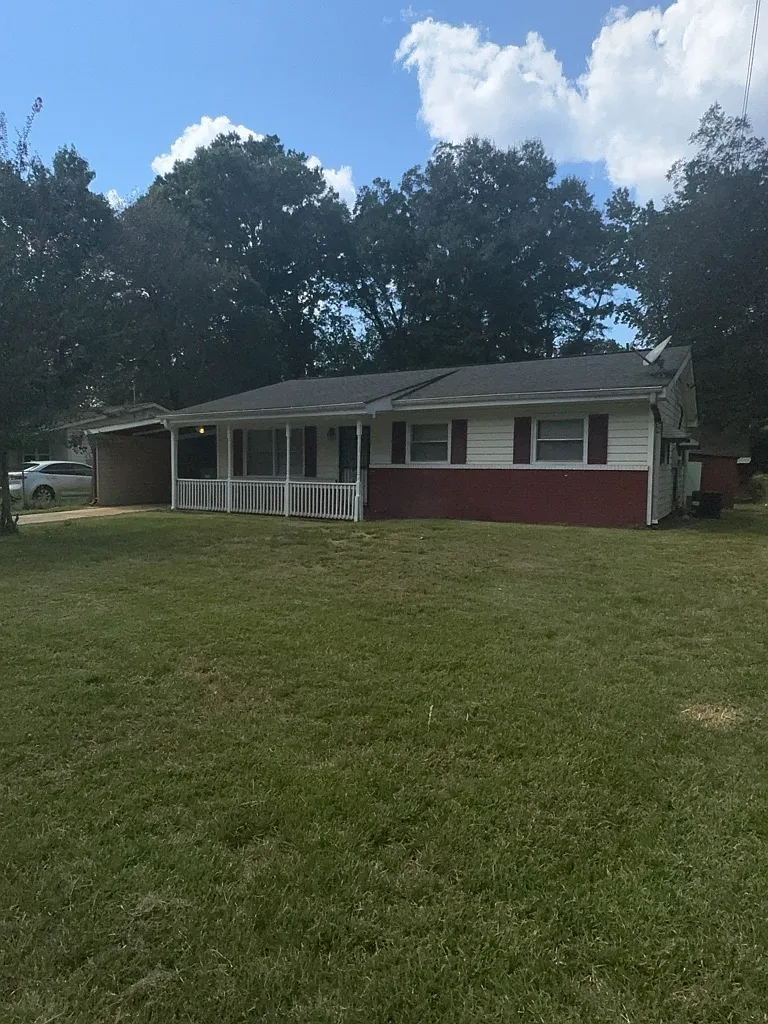 3 bed, $950 — Photo 1