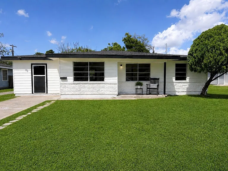 404 Elaine St — Photo 1
