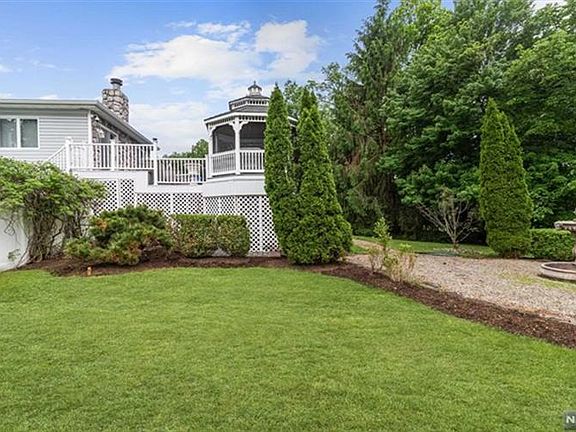5th image of 135 Greenrale Ave