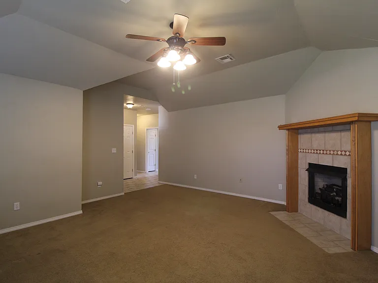 911 Lauren Ln — Photo 3